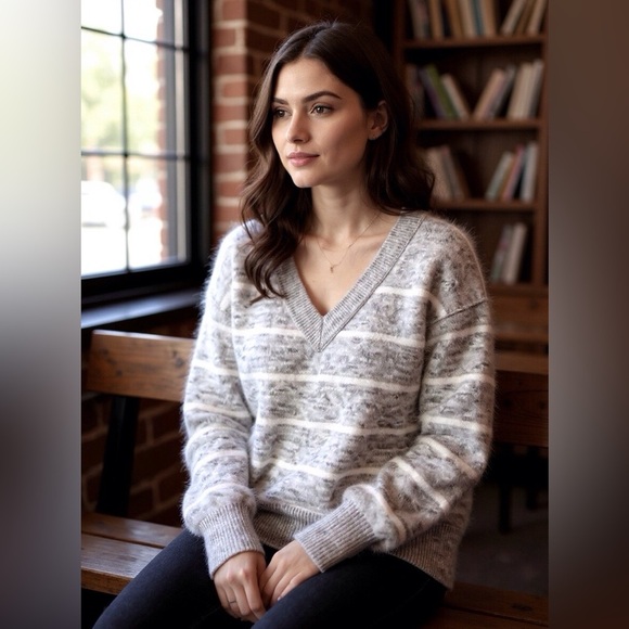 Jessica Simpson Striped V-Neck Sweater Size L Gray & White Preppy Fall Layers - Picture 12 of 12